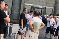 討債公司成功調解一起提供勞務受害者責任糾紛案件，被告黃某當庭向原告孫某等四人當庭支付賠償款20萬元現金